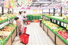 Người dân tìm mua thực phẩm tại một siêu thị Co.opmart ở miền bắc.