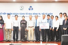 Trường đại học Bách Khoa, Đại học Quốc gia Thành phố Hồ Chí Minh tiếp nhận sách do Tiến sĩ Võ Tá Hân (người Việt Nam tại Mỹ) tặng.