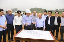 Đồng chí Bùi Đức Hinh (thứ năm từ phải sang) chỉ đạo thực hiện Dự án Nhà máy Dệt kim tại xã Thanh Hối, huyện Tân Lạc, tỉnh Hòa Bình. (Ảnh LÊ CHUNG) 
