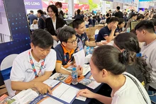 Học sinh và phụ huynh tìm hiểu thông tin tại gian tư vấn của Trường đại học Phenikaa. 
