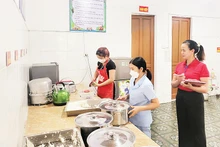 Trường mầm non Nam Phúc Thăng (huyện Cẩm Xuyên) phải cắt cử cán bộ không chuyên thực hiện nhiệm vụ y tế học đường tại bếp ăn bán trú.
