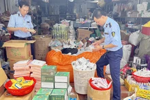Đội Quản lý thị trường số 2, Cục Quản lý thị trường tỉnh Lạng Sơn kiểm tra, thu giữ mỹ phẩm, chất tẩy rửa không có hóa đơn được rao bán qua mạng xã hội tại một số cơ sở kinh doanh ở huyện Cao Lộc. (Ảnh THÙY DUNG) 