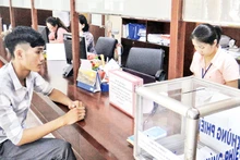 Người dân làm thủ tục hành chính tại phường Tân Sơn Nhì, quận Tân Phú.