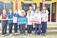 Hội Khuyến học thị xã Duy Tiên trao học bổng tặng học sinh nghèo vượt khó.