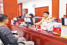 Công an tỉnh Hải Dương tiếp nhận hồ sơ cấp đổi giấy phép lái xe tại Trung tâm Phục vụ hành chính công.