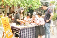 Các bạn nhỏ tham gia hoạt động trải nghiệm tại Phố Sách Hà Nội.