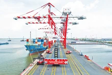 Phát triển logistics, hệ thống cảng biển là điểm nhấn để thu hút đầu tư của Long An. Trong ảnh: Một góc Cảng quốc tế Long An.