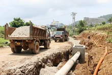 Công trình đường cơ động phía đông nam đảo Lý Sơn (giai đoạn 3) có nguy cơ vỡ tiến độ vì thiếu cát.