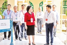 Lãnh đạo Bộ Giáo dục và Đào tạo kiểm tra công tác chấm thi tại tỉnh Tiền Giang. (Ảnh MAI MAI) 