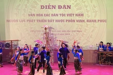 Biểu diễn múa dân gian tại Diễn đàn Văn hóa các dân tộc Việt Nam.