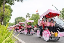 Lan tỏa thông điệp nâng cao nhận thức phòng chống ung thư vú trên nhiều tuyến phố của Hà Nội.