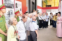 Các đại biểu tham quan trưng bày nghe giới thiệu về những cống hiến, hy sinh của các chiến sĩ cách mạng trong đấu tranh giải phóng dân tộc.