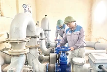 Công nhân Nhà máy nước An Bình, huyện Nam Sách (Hải Dương) vận hành máy cấp nước sinh hoạt.