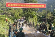 Cán bộ, chiến sĩ Bộ Chỉ huy Quân sự tỉnh Tuyên Quang phối hợp Trung đoàn 148 giúp nhân dân xã Khâu Tinh, huyện Na Hang làm đường liên thôn.