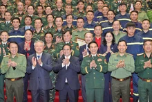 Thủ tướng Phạm Minh Chính tuyên dương lực lượng hỗ trợ Myanmar khắc phục hậu quả động đất ngày 9/4. Ảnh: TRẦN HẢI