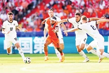 Pha tranh bóng trong trận Áo thắng Hà Lan 3-2 tại vòng bảng EURO 2024.