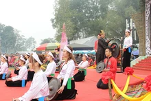 Thực hành nghi lễ khai hạ của Mo Mường ở Hòa Bình. (Ảnh KHÁNH LINH)