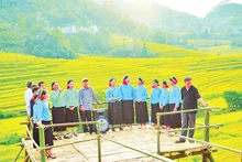 Giao lưu hát soóng cọ của đồng bào dân tộc Sán Chỉ, huyện Tiên Yên trong lễ hội mùa vàng được tổ chức hằng năm.