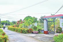 Nhờ có sự chung tay, góp sức từ nhân dân mà vùng nông thôn huyện Đầm Dơi (Cà Mau) có thêm nhiều tuyến đường mới.