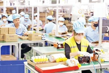 Công nhân Công ty TNHH Moopo Việt Nam, Khu công nghiệp Đồng Văn. (Ảnh ĐÀO PHƯƠNG)