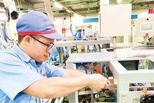 Anh Nguyễn Văn Tuấn (Công ty TNHH SWCC Showa Việt Nam) - gương mặt đại diện Liên đoàn Lao động thành phố Hà Nội nhận Giải thưởng Nguyễn Đức Cảnh lần thứ 4. 