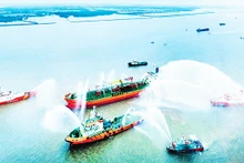 Lực lượng Cảnh sát phòng cháy, chữa cháy và cứu nạn, cứu hộ trên sông (Công an thành phố Hải Phòng) diễn tập chữa cháy, cứu nạn, cứu hộ trên khu vực biển Hải Phòng. (Ảnh ĐỨC NGHĨA)