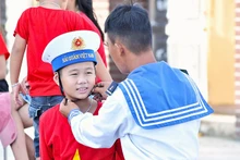 Đoàn viên lực lượng vũ trang và thiếu nhi huyện đảo Trường Sa (tỉnh Khánh Hòa).