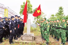 Cán bộ, chiến sĩ Đồn Biên phòng Ba Sơn, Cao Lộc, Lạng Sơn (Việt Nam) phối hợp với Đại đội quản lý biên giới Ninh Minh, Quảng Tây (Trung Quốc) tiến hành hoạt động kiểm tra cột mốc biên giới.