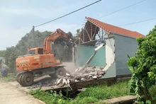 Lực lượng chức năng cưỡng chế phá dỡ công trình vi phạm trật tự xây dựng tại xã Tiên Phương, huyện Chương Mỹ. (Ảnh MINH HOA)