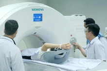 Các bác sĩ thực hiện kỹ thuật PET-CT cho bệnh nhân.