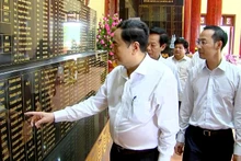 Phó Chủ tịch Thường trực Quốc hội Trần Thanh Mẫn thăm bia ghi danh các anh hùng, liệt sĩ tại Nghĩa trang liệt sĩ thành phố Phú Quốc, tỉnh Kiên Giang.