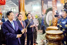 Đồng chí Nguyễn Tấn Dũng, nguyên Thủ tướng Chính phủ và Đại tướng Lê Hồng Anh, nguyên Thường trực Ban Bí thư thắp hương tại Di tích lịch sử văn hóa mộ và đình Nguyễn Trung Trực, chiều 10/10.