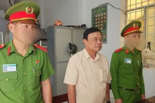 Cơ quan Cảnh sát điều tra Công an tỉnh Kiên Giang thi hành lệnh bắt bị can để tạm giam đối với Trần Minh Vũ.