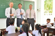 Ông Ono Masuo (bìa trái), Tổng Lãnh sự Nhật Bản tại Thành phố Hồ Chí Minh cùng lãnh đạo địa phương thăm lớp học tại Trường tiểu học Ngọc Chúc 1, xã Ngọc Chúc, huyện Giồng Riềng, tỉnh Kiên Giang. 