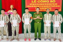 Lãnh đạo Công an tỉnh Kiên Giang trao Quyết định cho các phạm nhân được giảm án nhân dịp Tết.