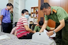 Công an khám xét nhà Trần Văn Luyến. (Ảnh Công an cung cấp). 