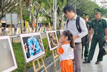 Người dân xem triển lãm ảnh. 