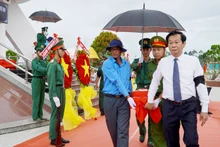 Lãnh đạo tỉnh Kiên Giang thực hiện nghi thức an táng tại Nghĩa trang liệt sĩ huyện Hòn Đất, tỉnh Kiên Giang. 