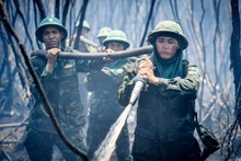 Cán bộ, chiến sĩ của các lực lượng Sư đoàn 330 (Quân khu 9), Công an tỉnh Kiên Giang, Bộ Chỉ huy quân sự tỉnh Kiên Giang có gần 100 giờ chữa cháy. 