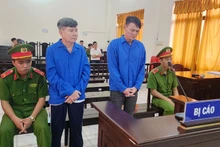 Hai bị cáo Phước (bên phải) và Tùng tại phiên tòa.