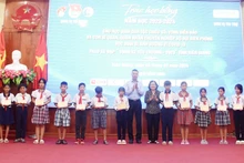 Nguyên Phó Chủ tịch nước Trương Mỹ Hoa và lãnh đạo tỉnh Kiên Giang trao học bổng Vừ A Dính cho học sinh dân tộc thiểu số có hoàn cảnh khó khăn trên địa bàn tỉnh Kiên Giang
