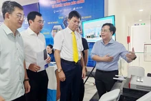 Đại biểu tham quan trưng bày sản phẩm công nghệ. 