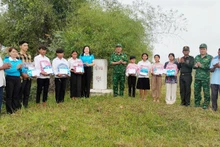 Đồn Biên phòng Phú Mỹ và Hội Liên hiệp Phụ nữ huyện Giang Thành và lực lượng bảo vệ biên giới của Campuchia tổ chức tặng quà, trao kinh phí “Nâng bước em tới trường” cho học sinh Campuchia. (Ảnh: ĐỒN BIÊN PHÒNG PHÚ MỸ)