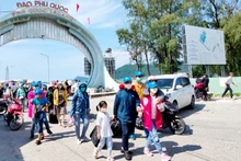 Khách du lịch đến thành phố Phú Quốc. 