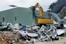 Ngành chức năng tỉnh Kiên Giang cưỡng chế hơn 13.000m2 đất của ông Đ. và ông M. trả lại đất cho Vườn quốc gia Phú Quốc quản lý.