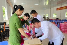 Cán bộ Trại giam Kênh 7 làm thủ tục cho người được đặc xá trước khi trở về tái hoà nhập cộng đồng. (Ảnh: VĂN VŨ)