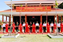 Các đồng chí nguyên lãnh đạo Đảng, Nhà nước, Quân khu 9 và tỉnh Kiên Giang cắt băng khánh thành Khu lưu niệm lực lượng vũ trang tỉnh Kiên Giang.