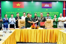 Đại diện Ban Chuyên trách tỉnh Kiên Giang và Ban Chuyên trách tỉnh Kampot (Vương quốc Campuchia) ký biên bản bàn giao hài cốt liệt sĩ. 