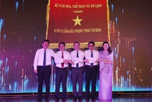 Tặng cờ của Bộ Văn hóa Thể thao và Du lịch cho các đơn vị dẫn đầu trong phong trào thi đua.