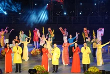 Tiết mục Khúc ca xuân (thể điệu Liễu thuận nương và Khốc hoàng thiên, Thạc sĩ Phạm Thái Bình soạn lời) do các nghệ sĩ trẻ trình bày.